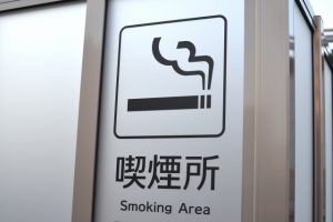 喫煙所におけるコロナ感染の原因と対策